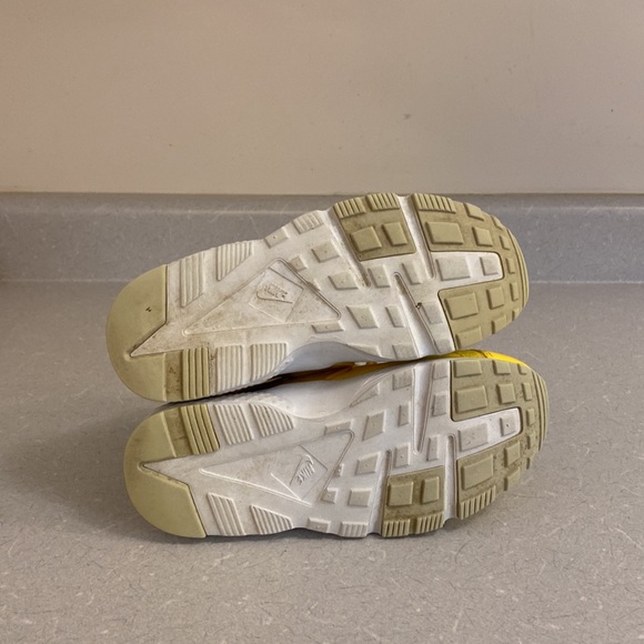 Yellow and black Nike Air Huarache Run running shoes, size 2 (youth) - Picture 2 of 2